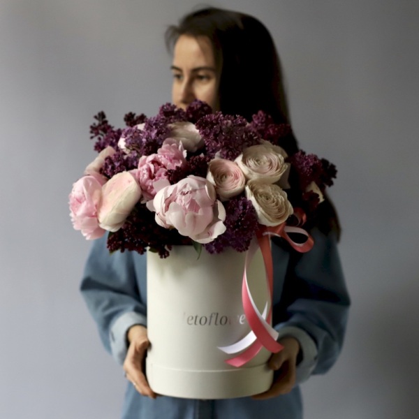 Peonies, Ranunculus and Lilac in a hatbox - Размер M