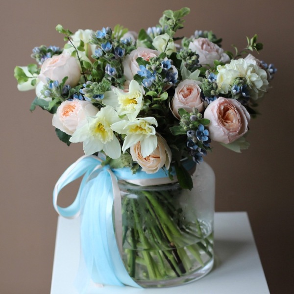 Garden Roses with Daffodils and Oxypetalum in a vase - Размер M 