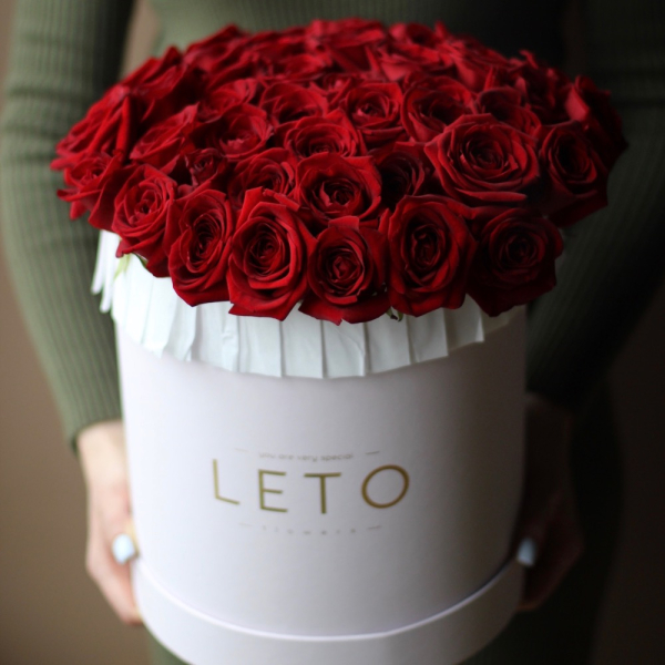 Red roses in a hat box - Размер L 