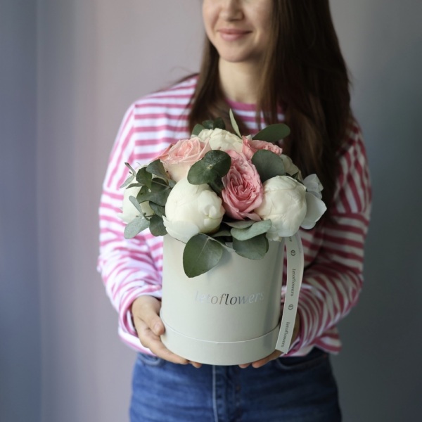Peony with garden roses in a hat box - Размер S