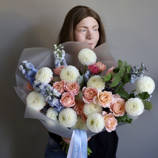 Dahlias with Spray Roses and Delphinium -  Размер S 