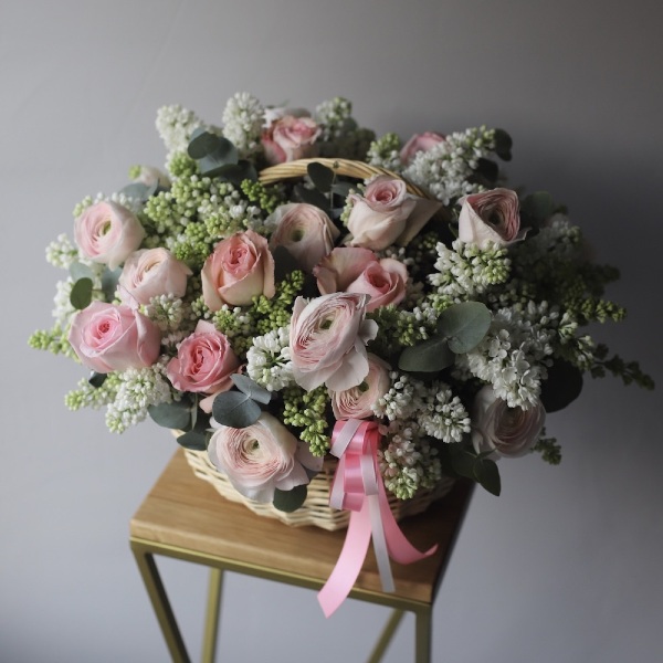 Ranunculus with Garden roses and Lilac in a basket - Размер L