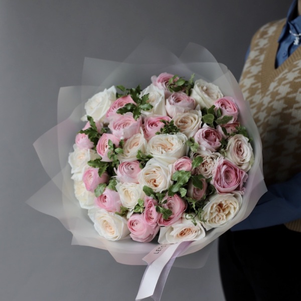 Ranunculus with Garden Roses, light - Размер между S и M c зеленью