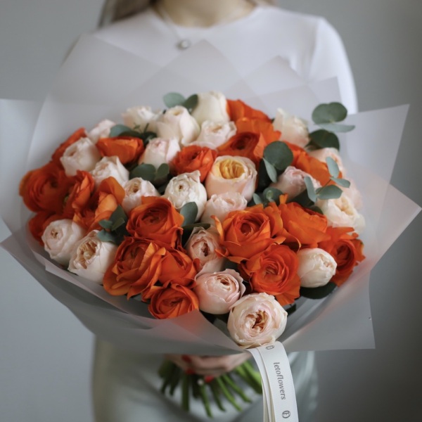 Ranunculus with Garden Roses, bright -  Размер M 