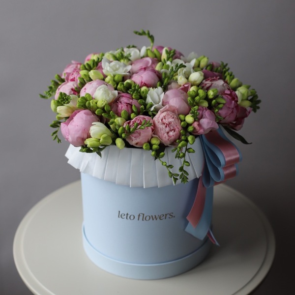 Peony with freesia in a hat box - Размер M