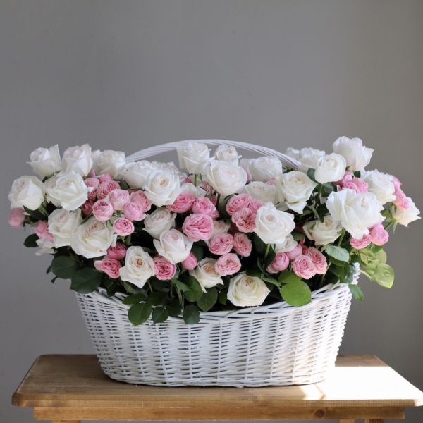 Garden Roses with Spray Roses in a basket - Размер 4XL