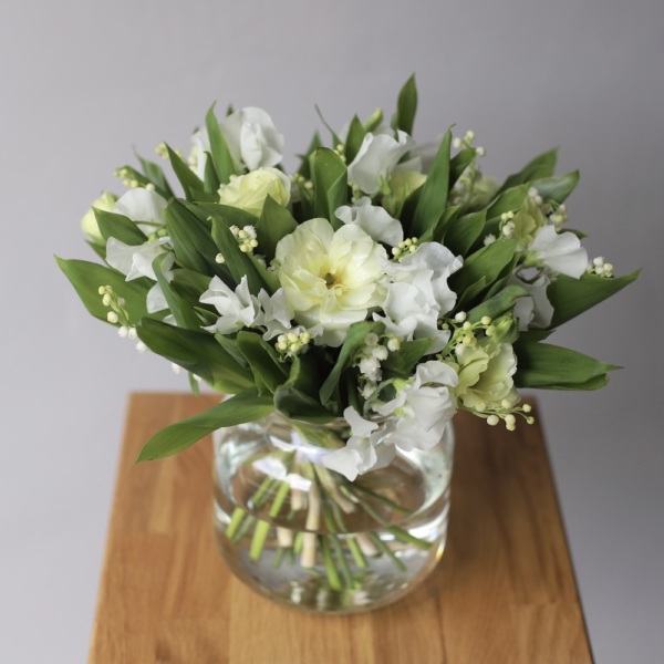 Lilies of the Valley with spring flowers in a vase - Размер M