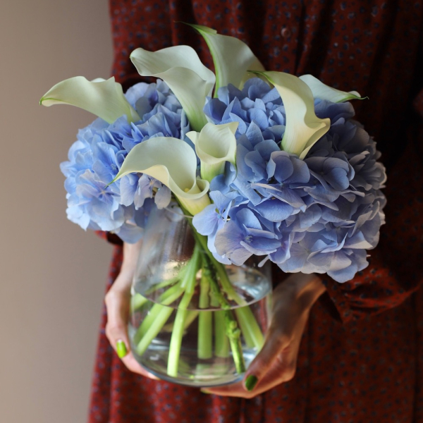 Hydrangea with Calla Lilies in a vase - Размер S
