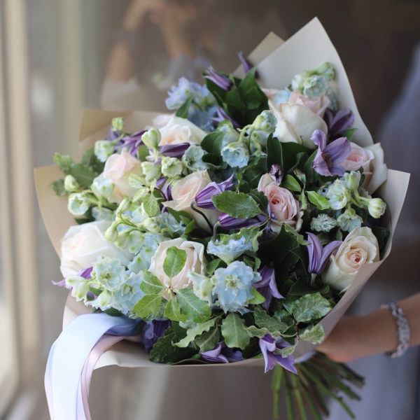 Garden Roses with Delphinium and Clematis - Размер M 
