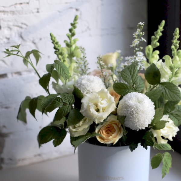 "The Mystery of the Third Planet" bouquet in a hat box