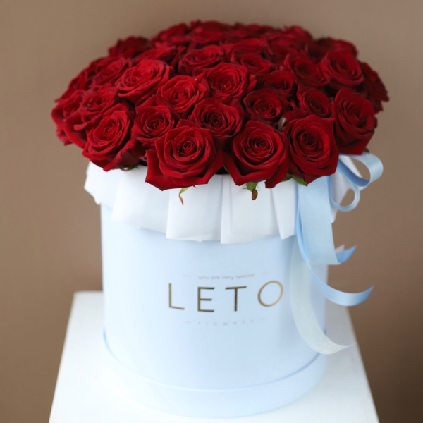 Red roses in a hat box - Размер L