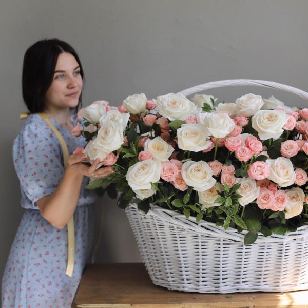 Garden Roses with Spray Roses in a basket - Размер 4XL 