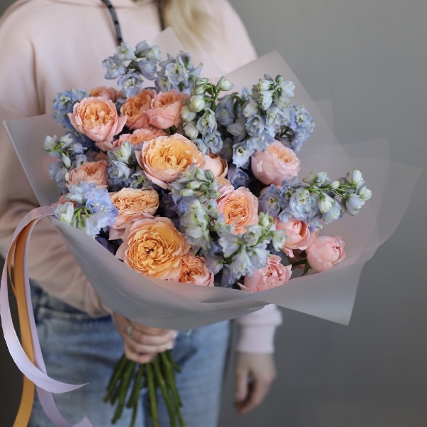 Spray garden Roses with Delphinium - Размер M