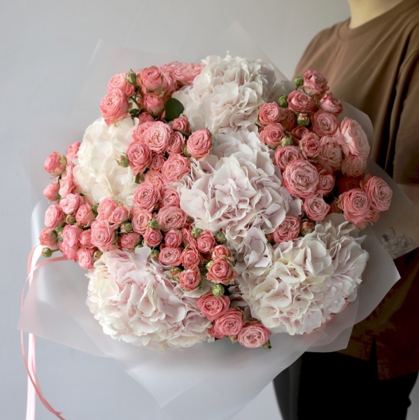 Hydrangeas with Spray Garden Roses - Размер M