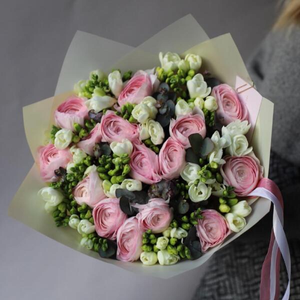 Ranunculus with Freesia - Размер M