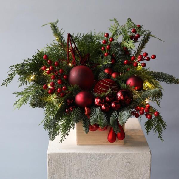 New Year's composition in a wooden box "Red velvet range" - Размер S с Гирляндой