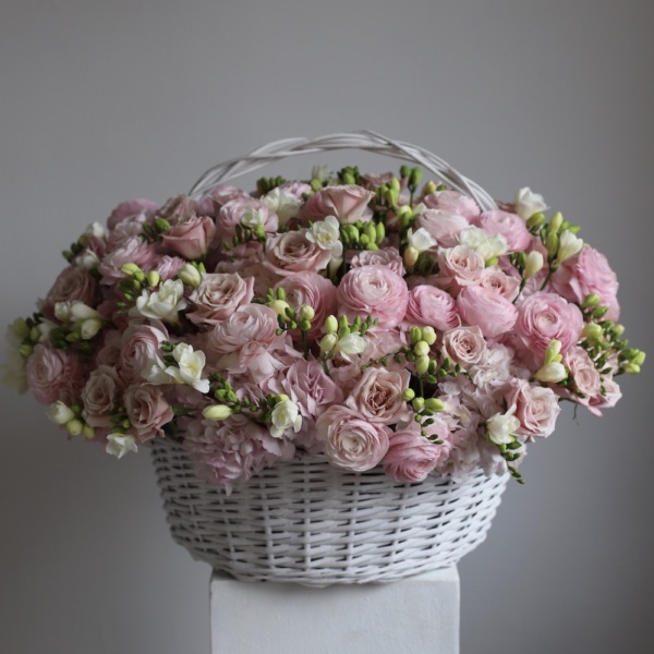 Basket with Ranunculus, Freesia, Hydrangeas and Roses - Размер XL