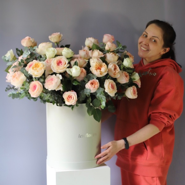 Light garden roses in a hat box - Размер M 