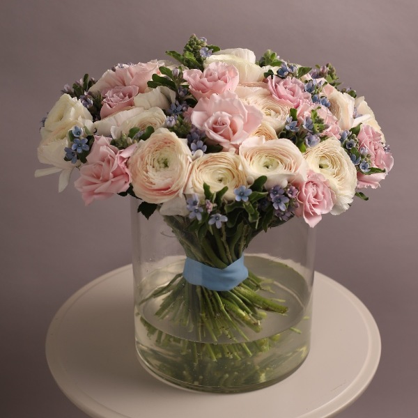 Ranunculus with Oxypetalum and Roses in a vase - Размер XL 