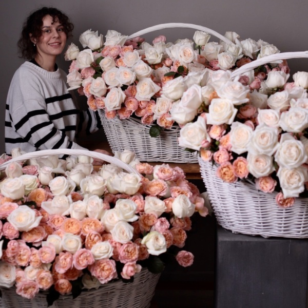 Garden Roses with Spray Roses in a basket - Размер корзин 4XL