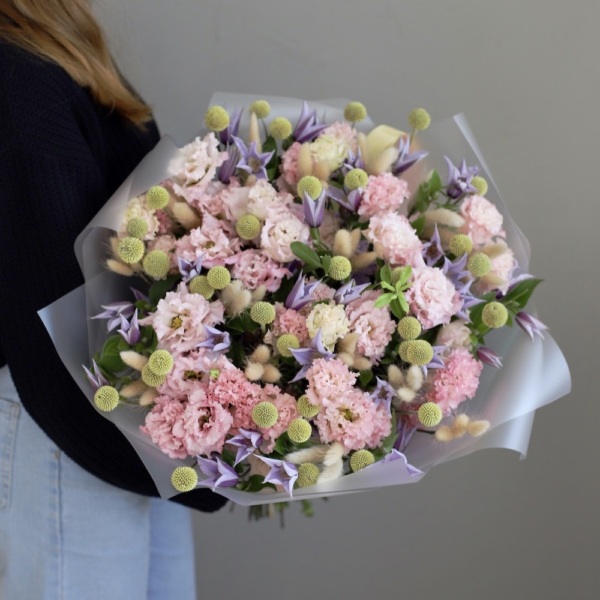 Lisianthus with Clematis, Craspedia and Lagurus -  Размер L 
