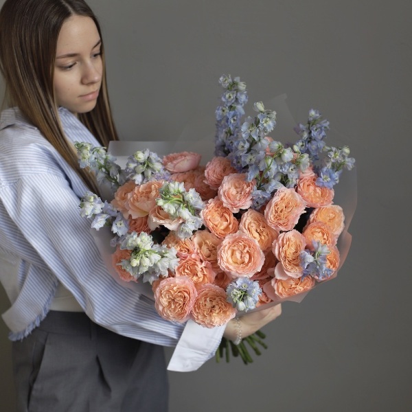 Spray garden Roses with Delphinium - Размер M