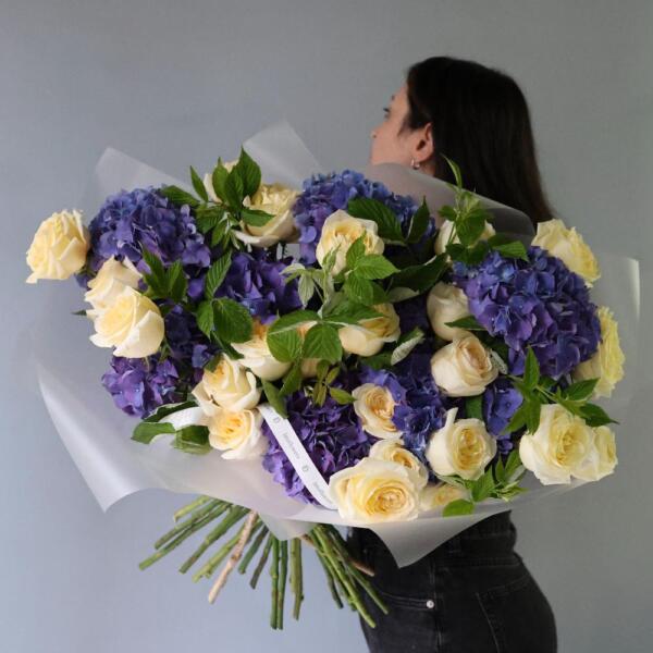 Hydrangeas with Garden Roses - Размер L