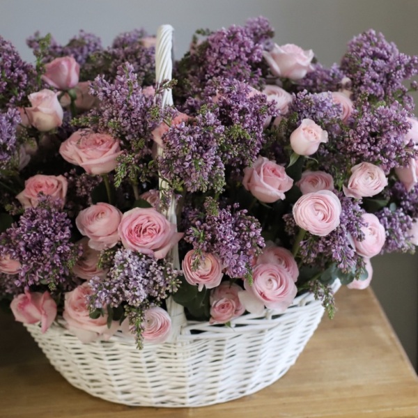 Ranunculus with Garden roses and Lilac in a basket - Размер 3XL