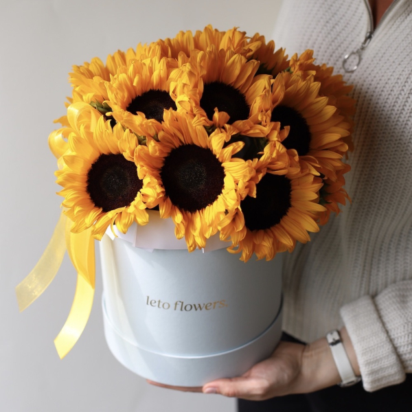 Sunflowers in a hat box - Размер M