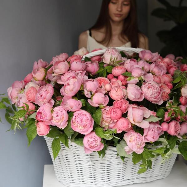 Peony with Spray Roses in a basket - Размер XL