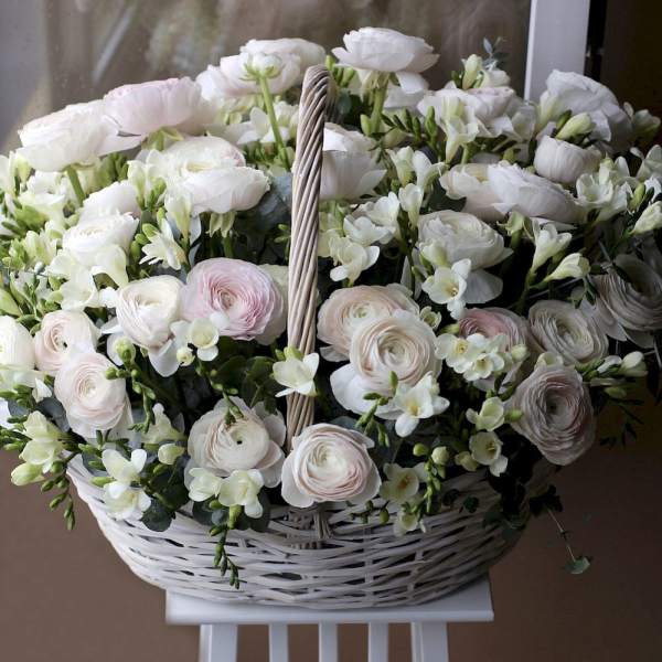 Ranunculus and Freesia in a basket - Размер 2XL