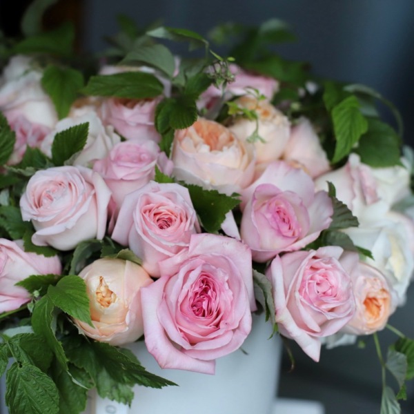 Light garden roses in a hat box -  Размер L 