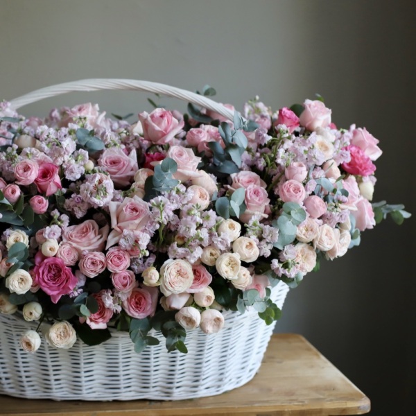 Basket with Garden roses, Spray roses and Stock - Размер 4XL