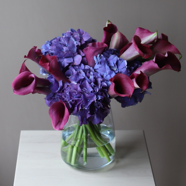 Hydrangea with Calla Lilies in a vase - Размер M