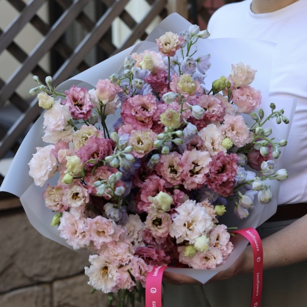 Delphinium with Llisianthus -  Размер S 