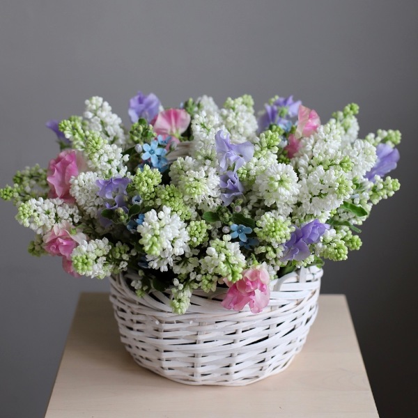 Lilac with spring flowers in a basket - Размер M