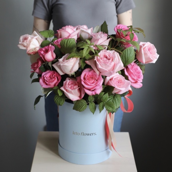 Garden roses of different sorts in a hat box -  Размер M 