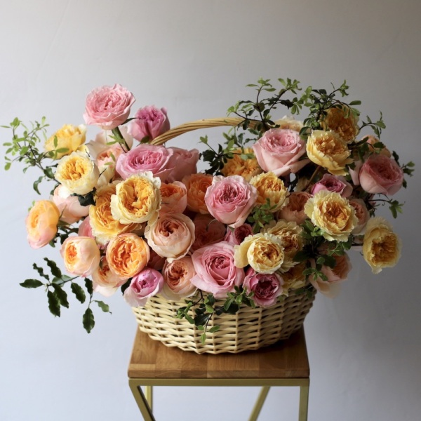 Garden roses of different sorts in a basket - Размер XL