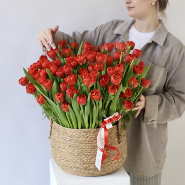 Tulips in a basket -  299 тюльпанов 