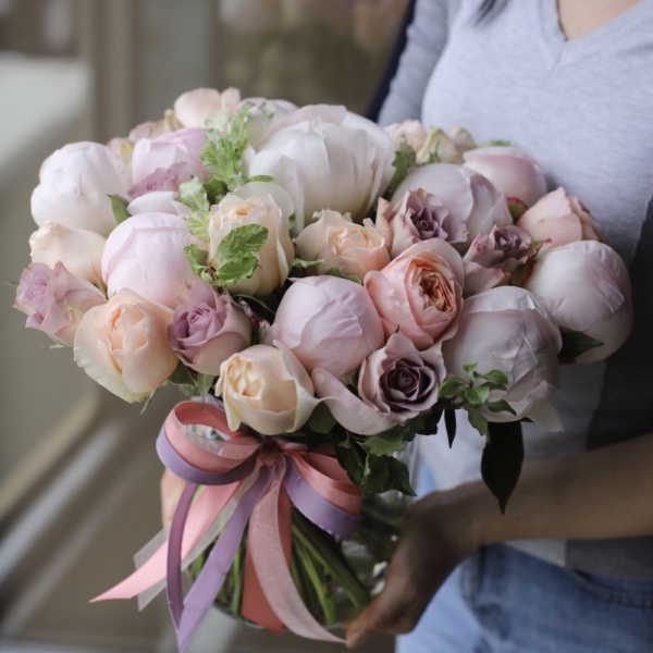 Peonies with Garden Roses and Simple Roses in a vase - Размер M