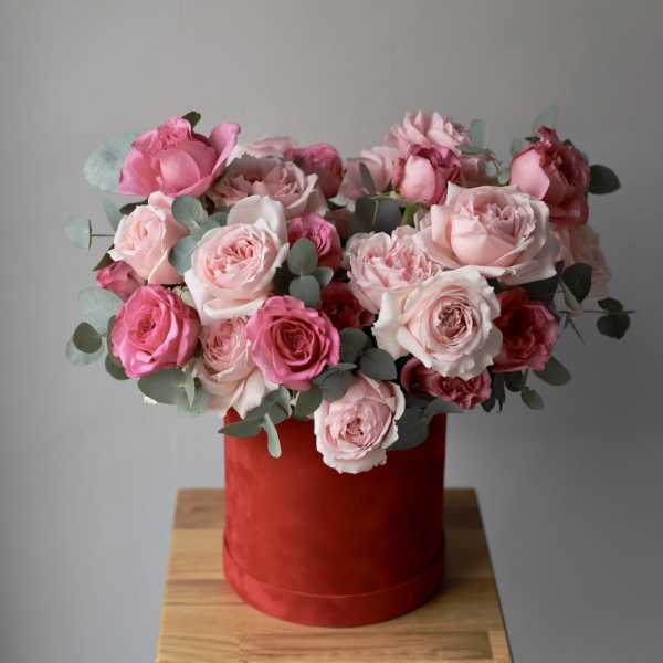 Garden Roses in a velvet hat box -  Размер M 