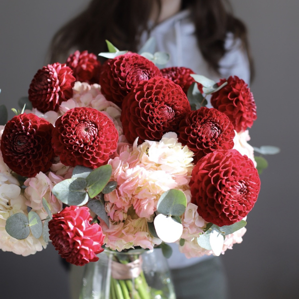 Hydrangea with Dahlias in a vase -  Размер M (с колумбийской гортензией) 