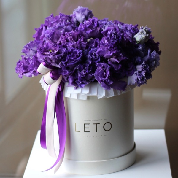 Lisianthus in a hat box - Размер M
