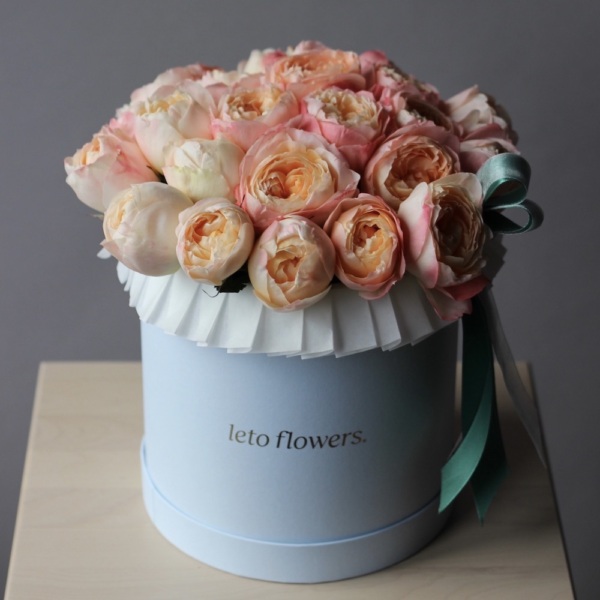 Light garden roses in a hat box - Размер M