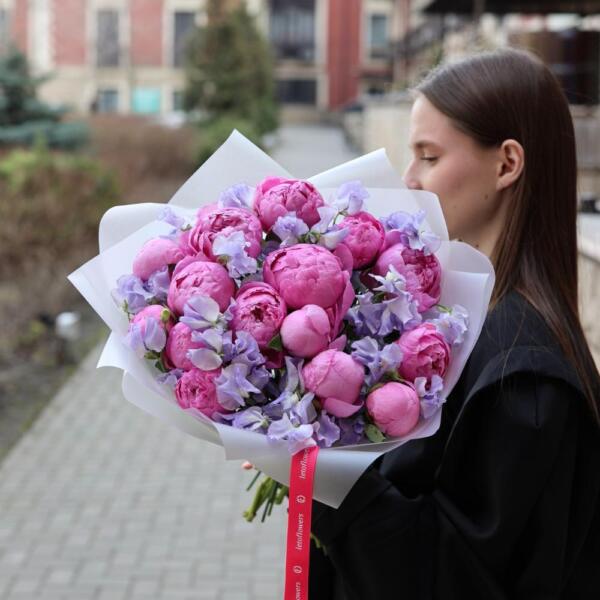 A bouquet of peonies and sweet peas - Размер S