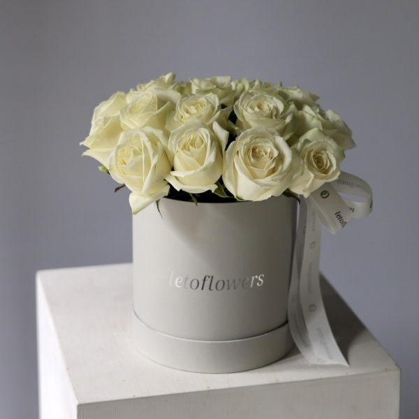 White roses in a hat box -  Размер S 