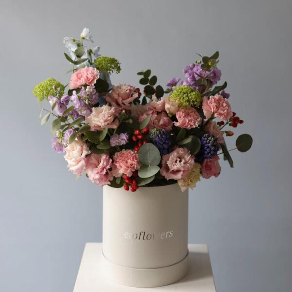 Surprise on a florisit taste in a hat box, light - Размер M