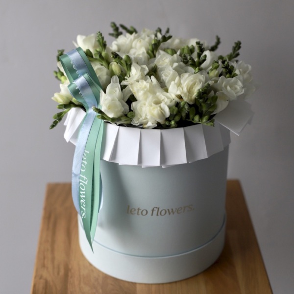 Freesia in a hat box - Размер M