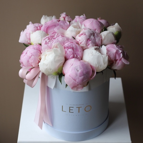 Mix of peonies in a hat box - Размер M 