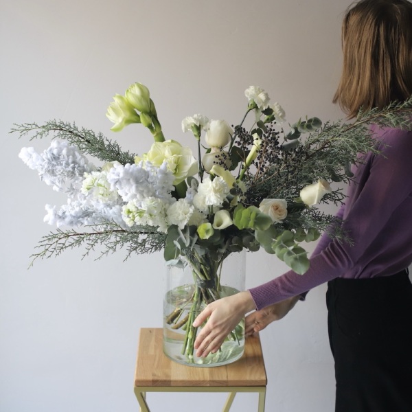 Signature bouquet "Snow - covered trees" - Размер L в вазе